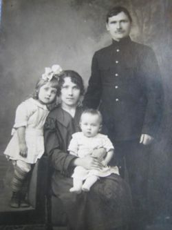 На семейной фотографии (1924 год) — А. О. Чеклецова с мужем И. А. Чеклецовым  и детьми Ниной (слева) и Валей