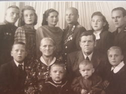 На семейной фотографии вверху в центре — Л. Д. Медноногова и В. А. Медноногов